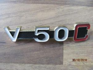 Seitendeckelemblem V50 C rechts        NML!!!