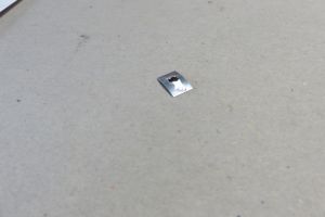 Clip z. Befestigung von Emblemen, flach