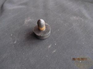 Gummi Stopfen unter Sitzbank