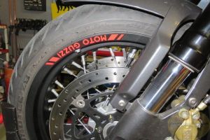 Felgenaufkleber Moto Guzzi rot