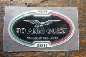 886944' , 'Aufkleber Moto Guzzi '90 Anni' Tank