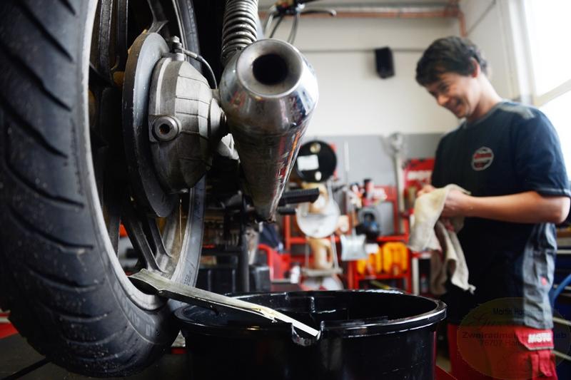 Das Fahrzeug ist noch warm, gleich das Endantrieböl ablassen / The bike engine is warm, equal to drain the final drive oil / A veicolo ancora caldo, scolare l'olio del cardano