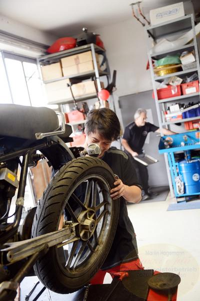 so gehts net so richtig... ein wenig eng und der Antrieb muß ja eh ab. / it is not the right way , the wheel is to big and the axel must dismount too / siamo andati così bene... un po' stretti ma deve andare così.