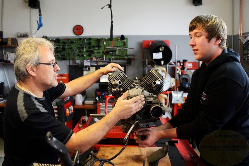 jetzt noch die letzten beiden Verbindungsschrauben von Getriebe zum Motor /now the last two screws between Engine and Gearbox / Ancora gli ultimi due bulloni per gli ingranaggi motore