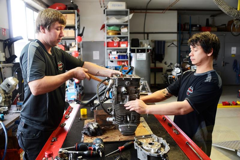 Motorhälften trennen, sind auch undicht wegen falscher Dichtungsmasse / Engine open because gaskets are oily because wrong gasket is used / Motore aperto, sono anche le perdite causate da un cattivo sigillante