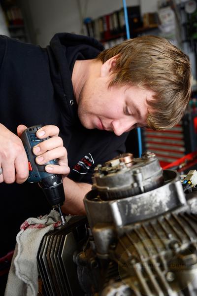 Gewinde für die Krümmerbefestigung reparieren, erst bohren / repair of exhaustmanifold thread, first drill /