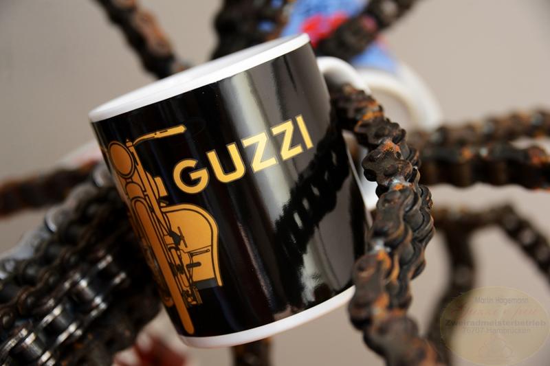 Guzzi Tasse am Kettenbaum --- auch der Schrott wird verwertet / guzzi cup on the chain tree --- also the scrap is recycled /