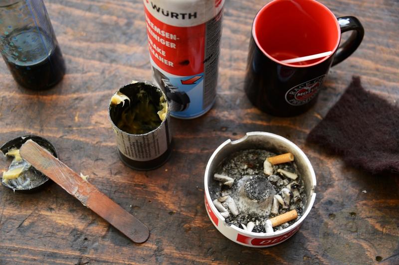 Werkzeuge eines Mechaniker, Kippen, Kaffee, Reiniger und Schmierstoffe :-) na die Kippen sind nicht von mir / tools of a mechanic, cigarettes, coffee, cleaner and lubricants :- …the cigarettes are not from me /